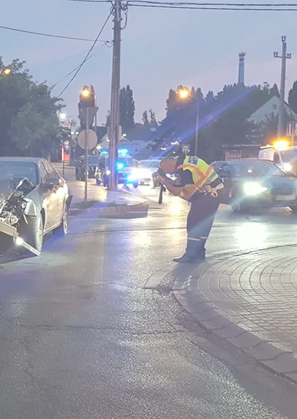 Balesetes autó elszállítása